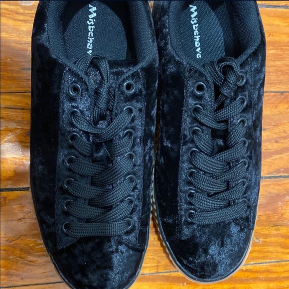 Shoes - Picture 5 of 8